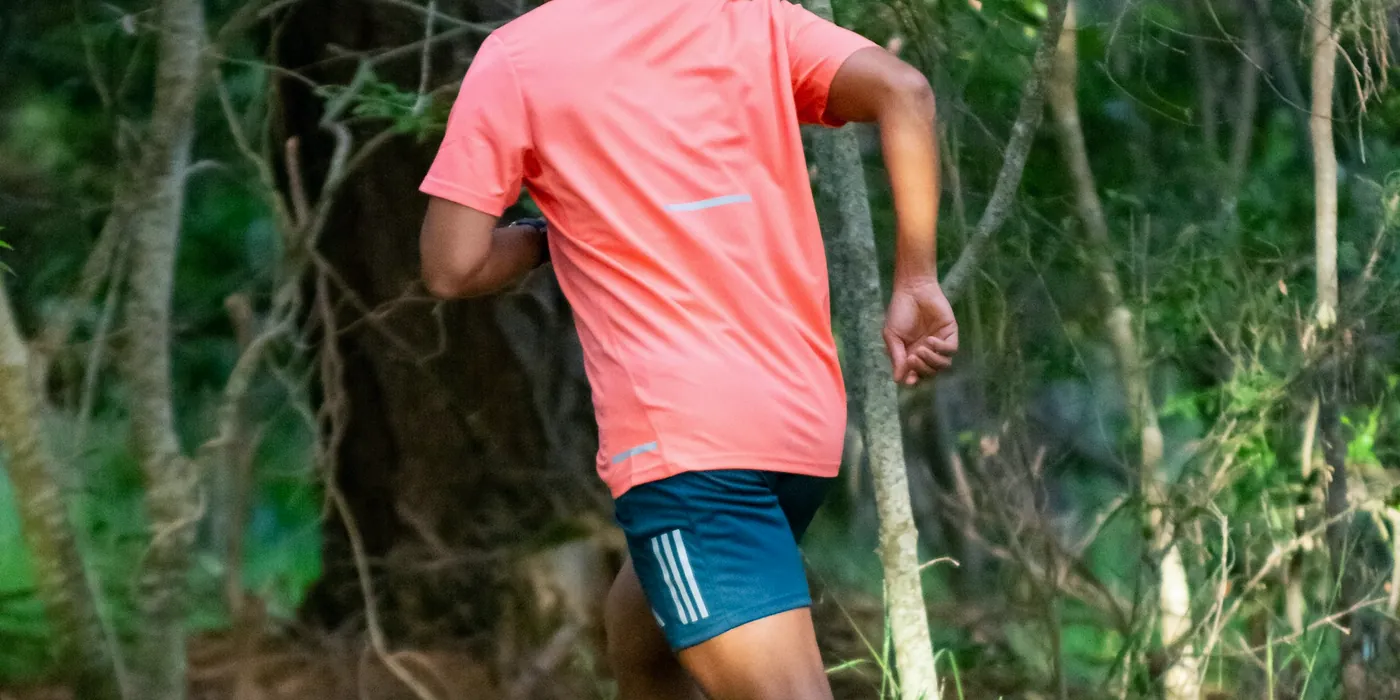 Un coureur de dos s'élance dans un sous-bois