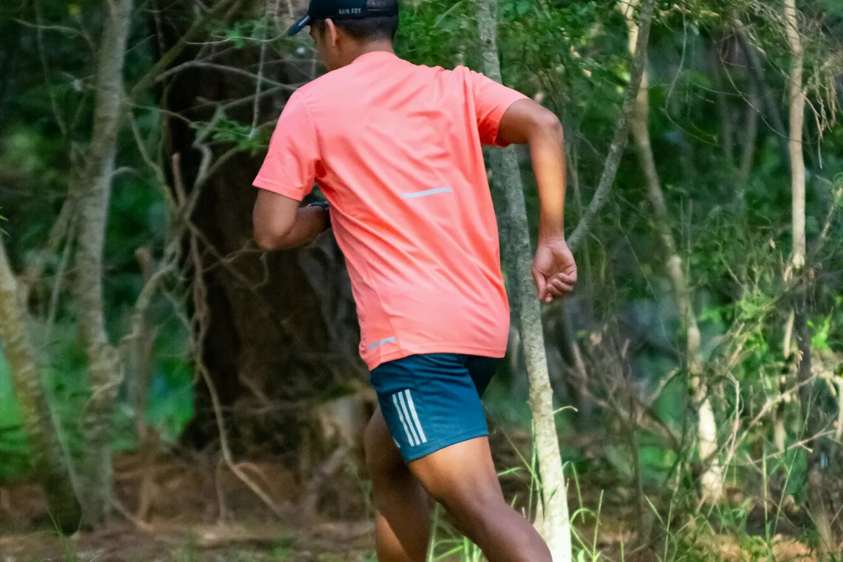 Un coureur de dos s'élance dans un sous-bois
