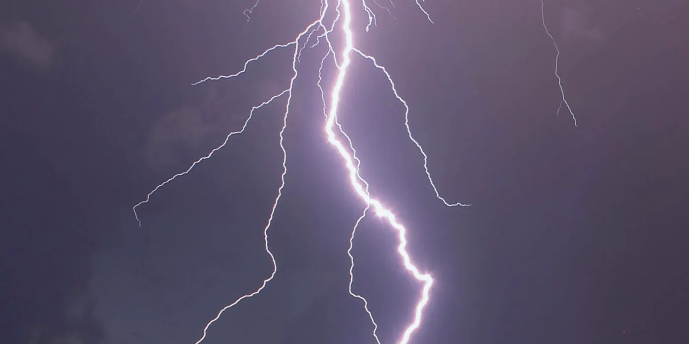 Un éclair violet fendant un ciel nuageux
