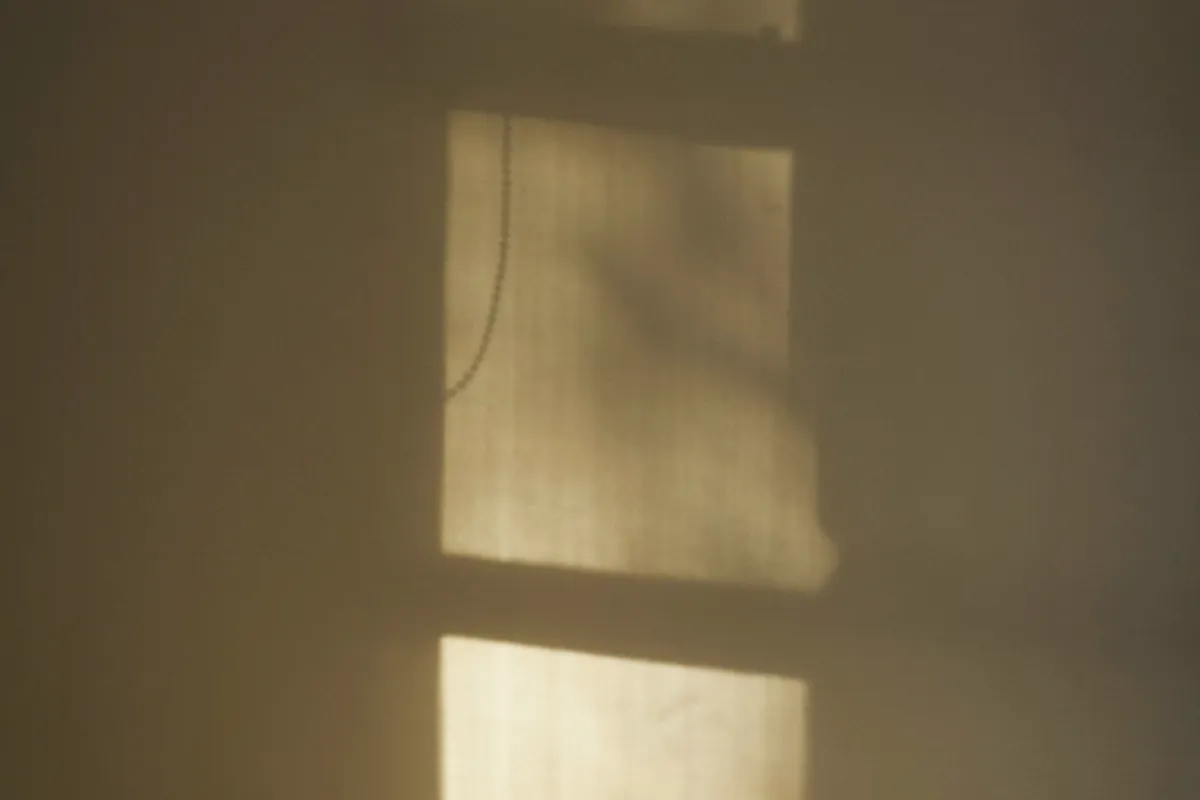 Rayon de soleil dessinant des fenêtres claires sur un mur chaud