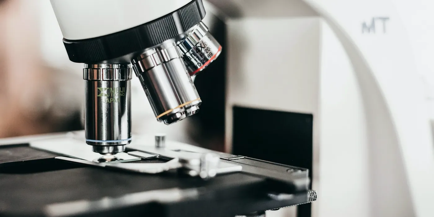 Microscope blanc et noir avec ses objectifs, vu de près