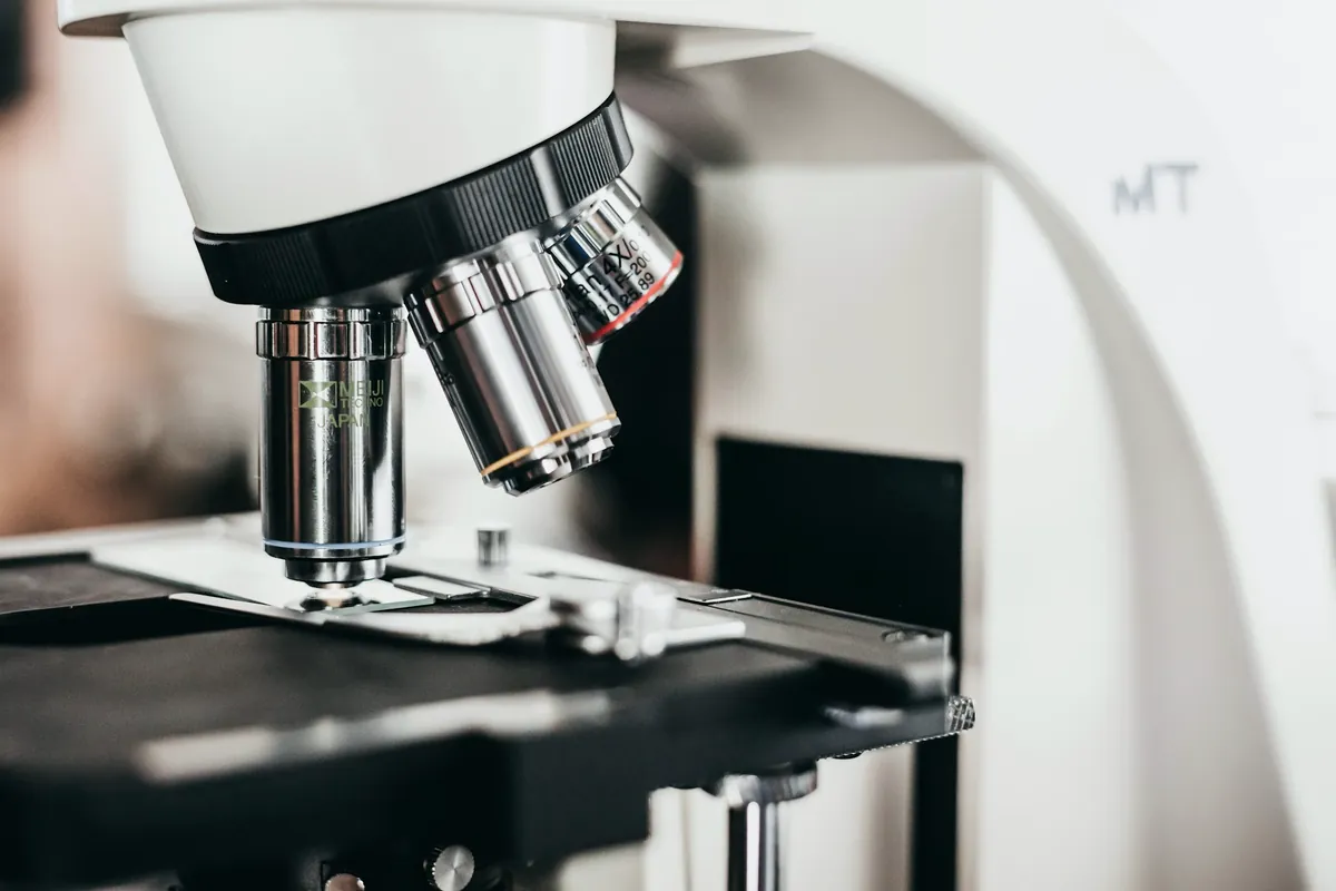 Microscope blanc et noir avec ses objectifs, vu de près