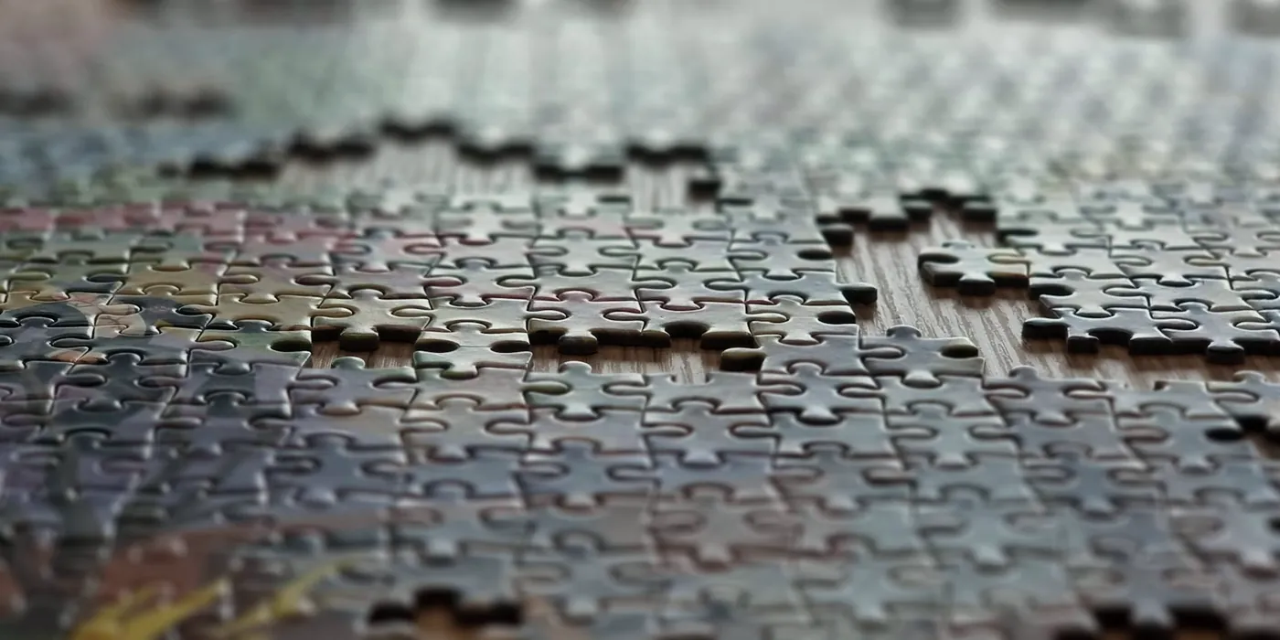 Pièces de puzzle en bois disposées sur une table