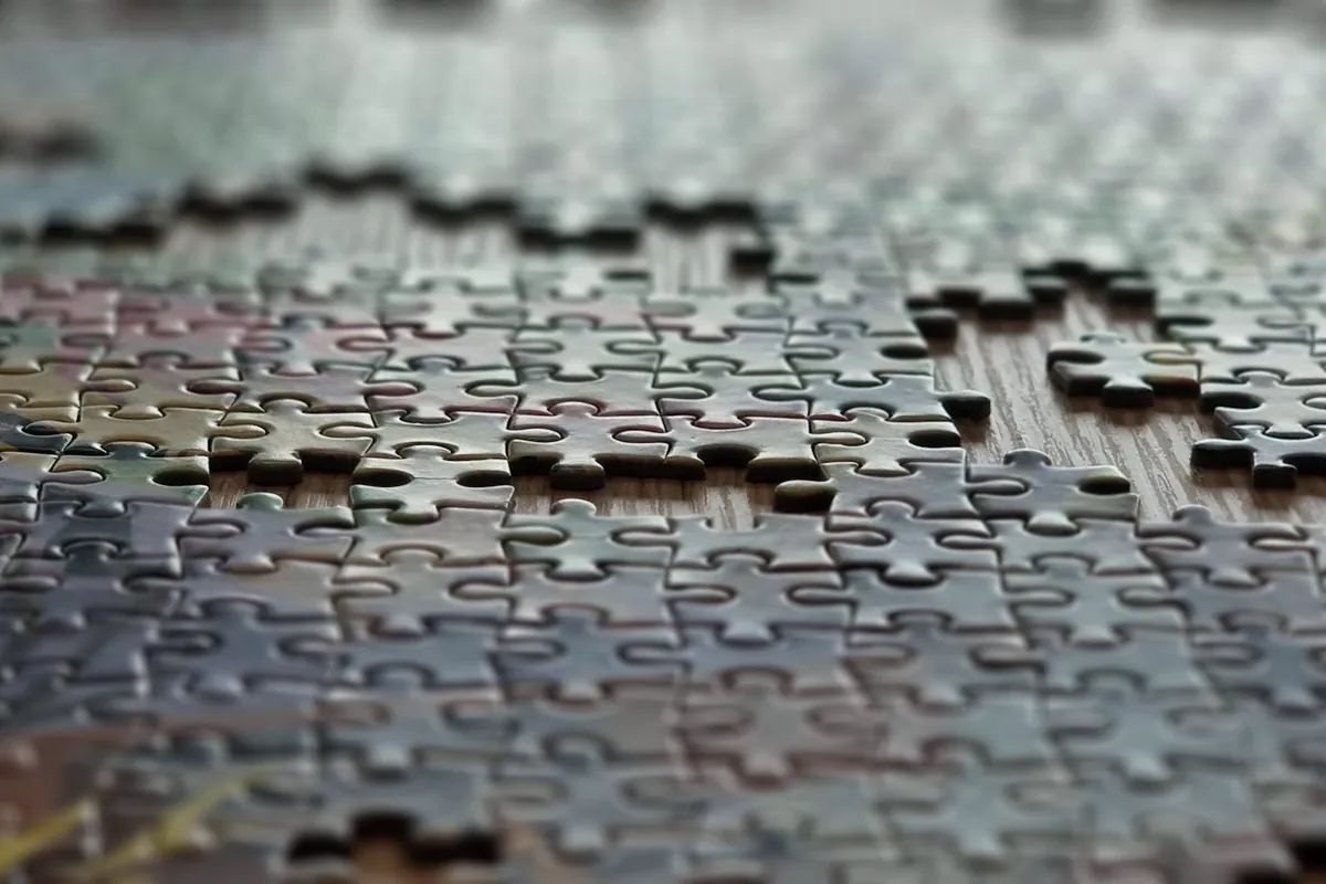 Pièces de puzzle en bois disposées sur une table