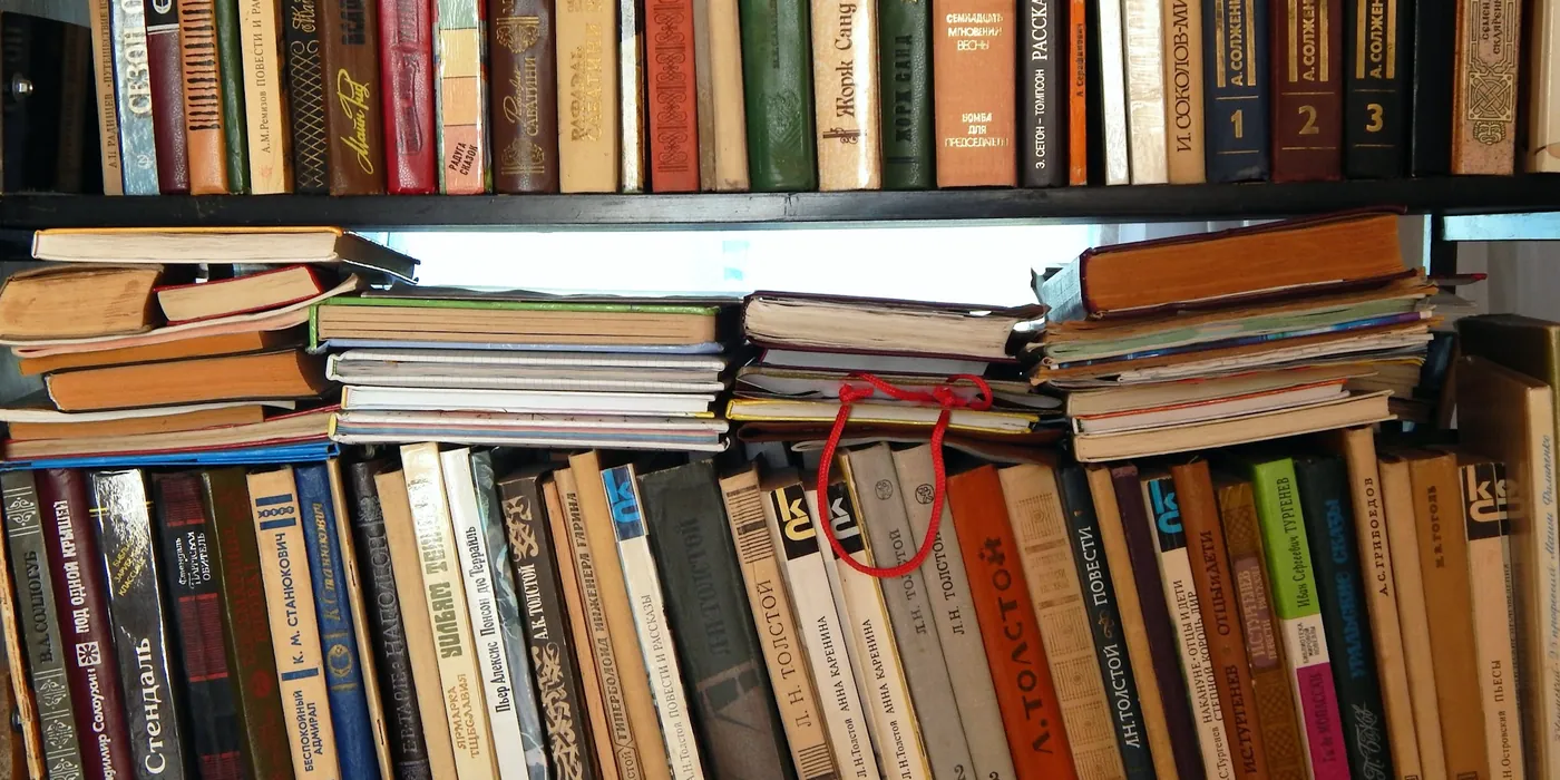 Étagère de livres anciens aux dos colorés