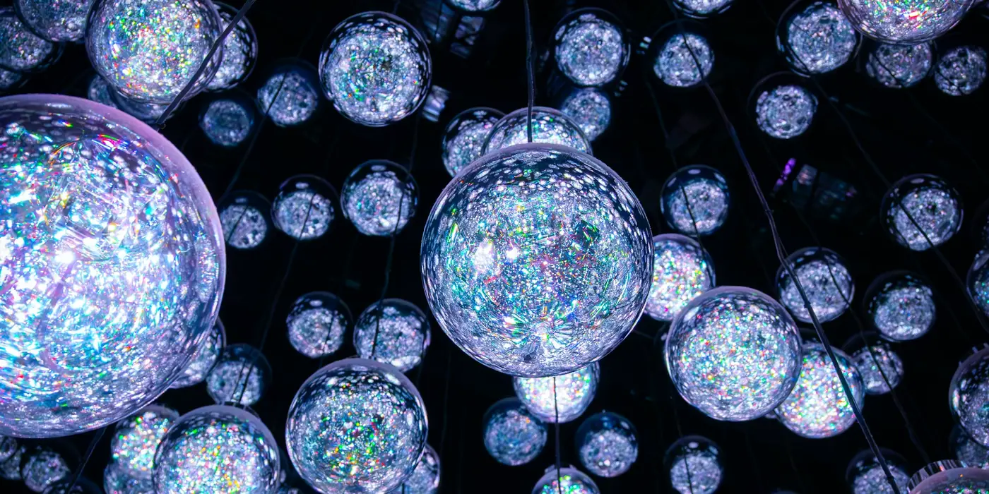 Sphères de verre irisées suspendues dans le noir