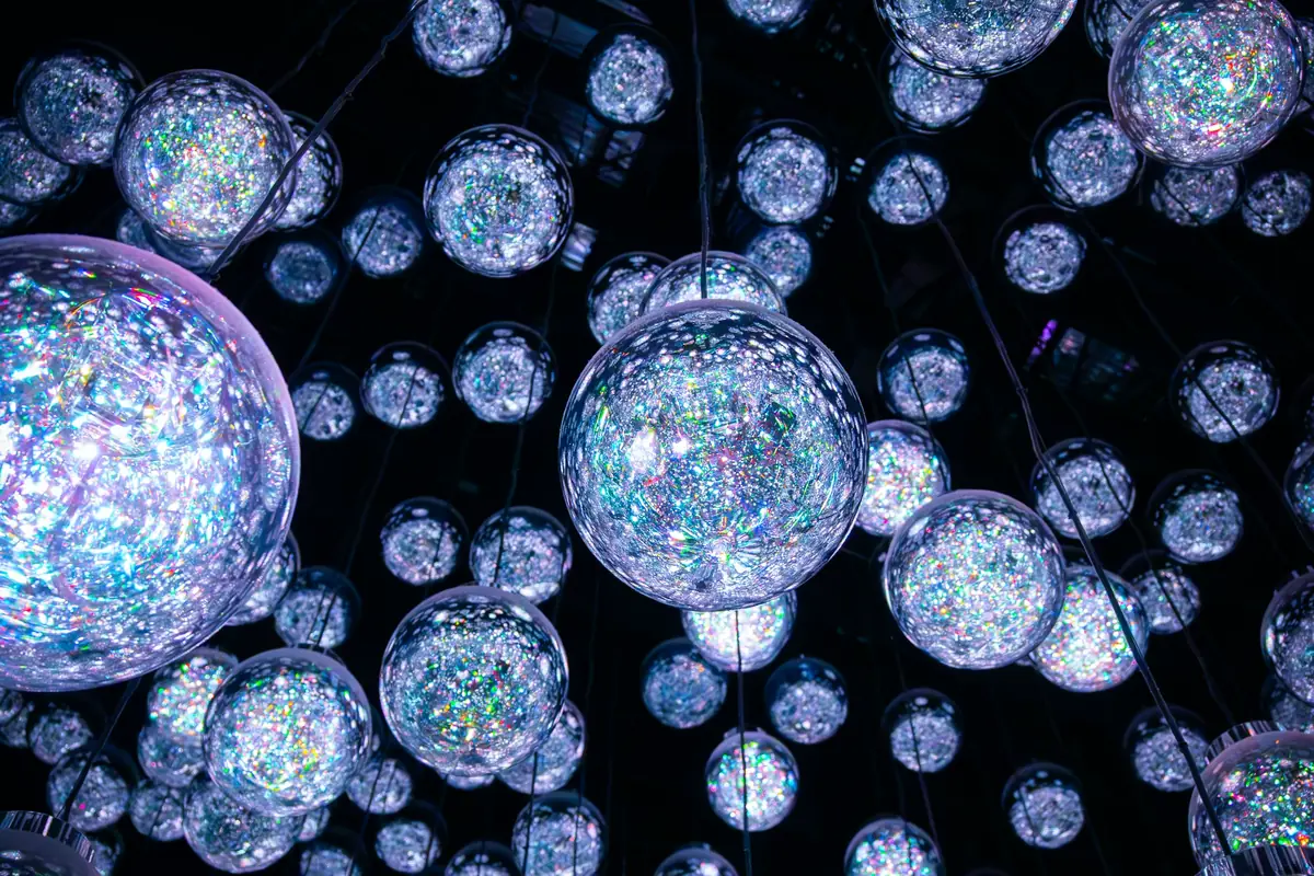 Sphères de verre irisées suspendues dans le noir